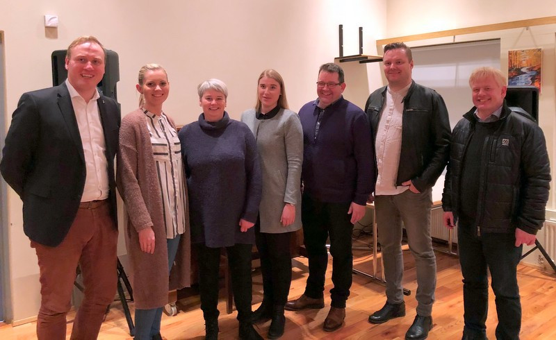 Ný stjórn ásamt þingmönnum Sjálfstæðisflokksins í Nv kjördæmi. F.v. Teitur Björn, Bryndís Lilja, Guðný, Regína, Jón, Vignir og Haraldur. Á myndirnar vantar Sigríði Káradóttur. Mynd: Aðsend.