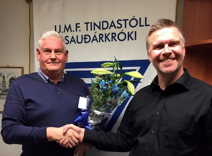Ómar Bragi tekur á móti blómvendi frá nýjum formanni, Bergmanni Guðmudssyni, fyrir einstaka eljusemi og dugnað. Mynd: Facebook síðan Stuðningsmenn knattspyrnudeildar Tindastóls.
