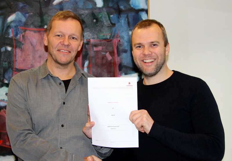 Mynd: Gísli Sigurðsson, framkvæmdastjóri Tengils og Hugi Halldórsson deildarstjóri einstaklingssölu hjá Vodafone. Mynd: PF