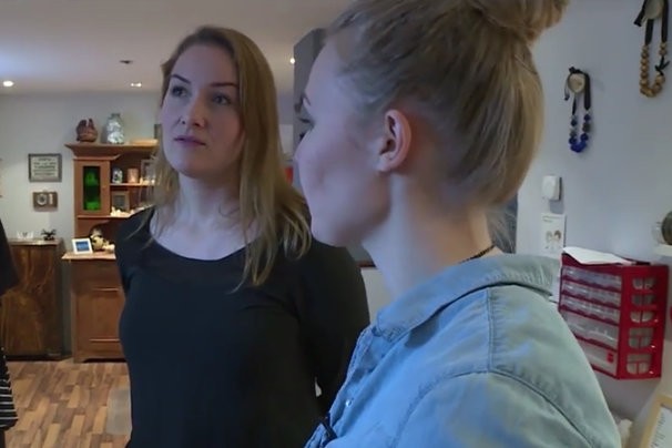 Berglind Þorsteinsdóttir ásamt Lilju í Sktrautmen í vinnustofunni hennar. Þangað er farið í öðrum þætti Fyrirmyndarfrumkvöðla.