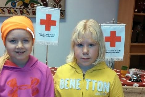 Rakel Sif Davíðsdóttir og Sara Líf Elvarsdóttir færðu Rauða krossinum söfnunarféð, á myndina vantar Svanbjörtu Hrund Jónsdóttur. Ljósm./GZ