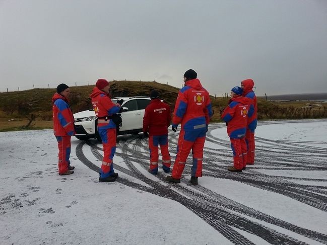 Björgunarsveitarmenn Húnum á Hvammstanga lögðu erlendum ferðamönnum í lið á aðfangadagskvöld. Ljósm./FB-síða Húna.