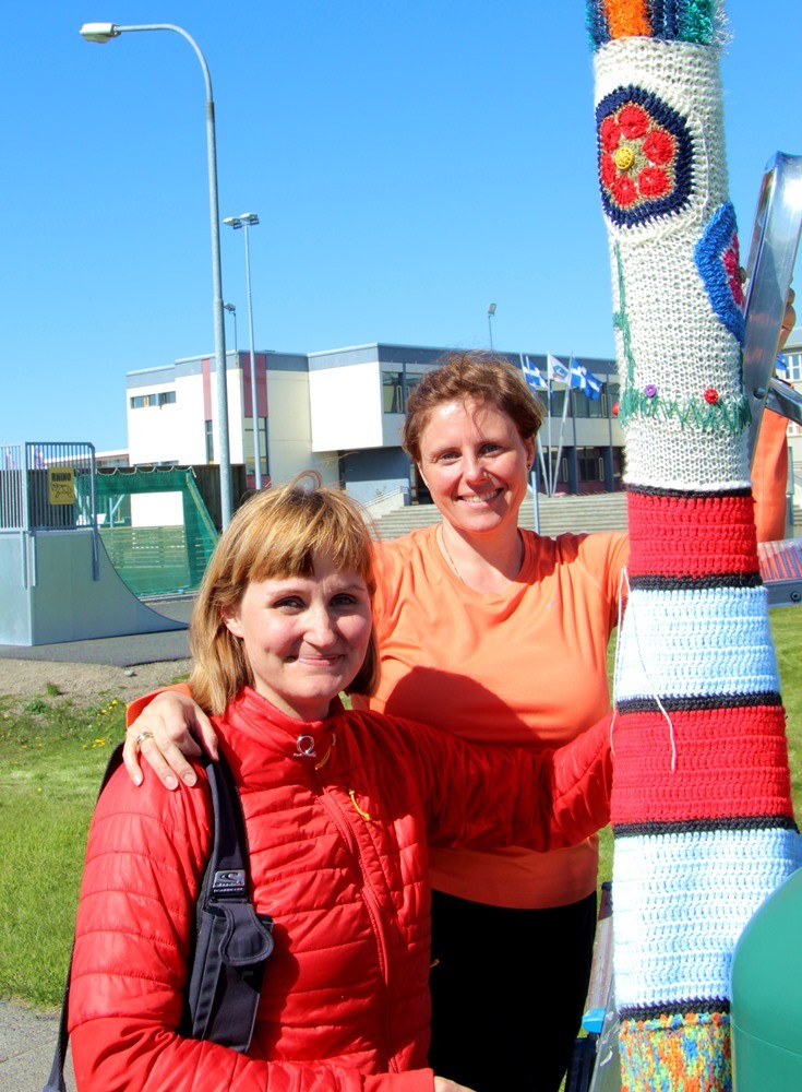 Þær Erna Björg Jónmundsdóttir og Magdalena Berglind Björnsdóttir eru driffjaðrirnar í þessu prjónagraffverkefni svokölluðu. Mynd/BÞ
