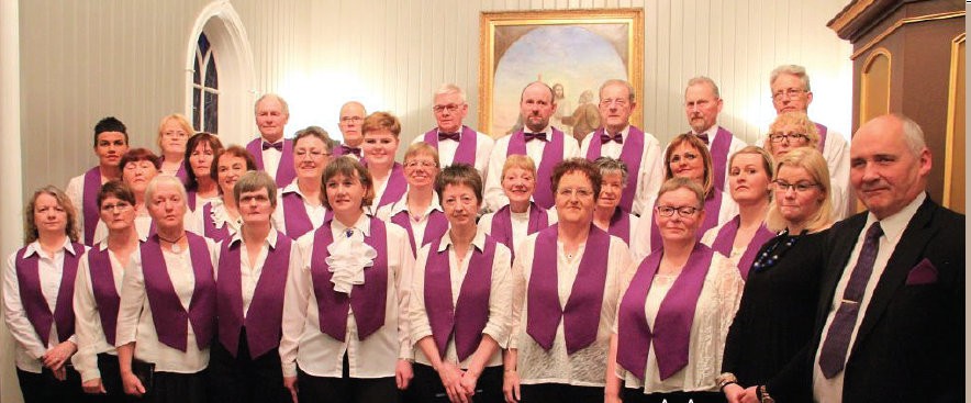 Kór Sauðárkrókskirkju ásamt Sr. Sigríði Gunnarsdóttur sóknarpresti og Rögnvaldi Valbergssyni undirleikara.