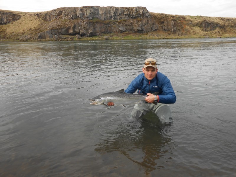 Veiðimaður með 85 cm hrygnu sem veidd var á Breiðinni að norðan. Ljósmynd: Húnahornið/ Vignir Björnsson.