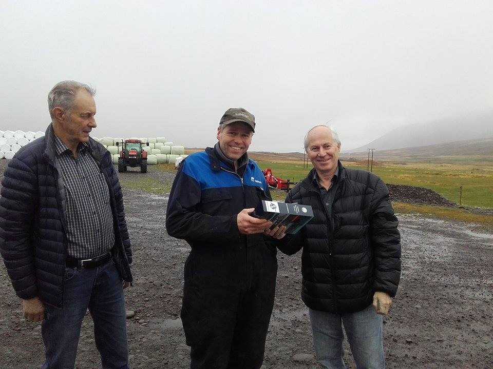 Sveinn og Snorri afhenda Þorsteini Axelssyni á Skúfsstöðum sitt eintak Árbóka Ferðafélagsins. Mynd: PF.