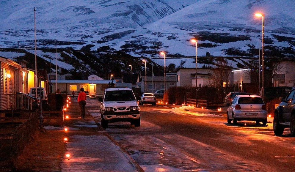 Á Ljósadegi í Skagafirði eru íbúar hvattir til að tendra kertaljós og minnast þannig látinna ástvina á táknrænan hátt.
