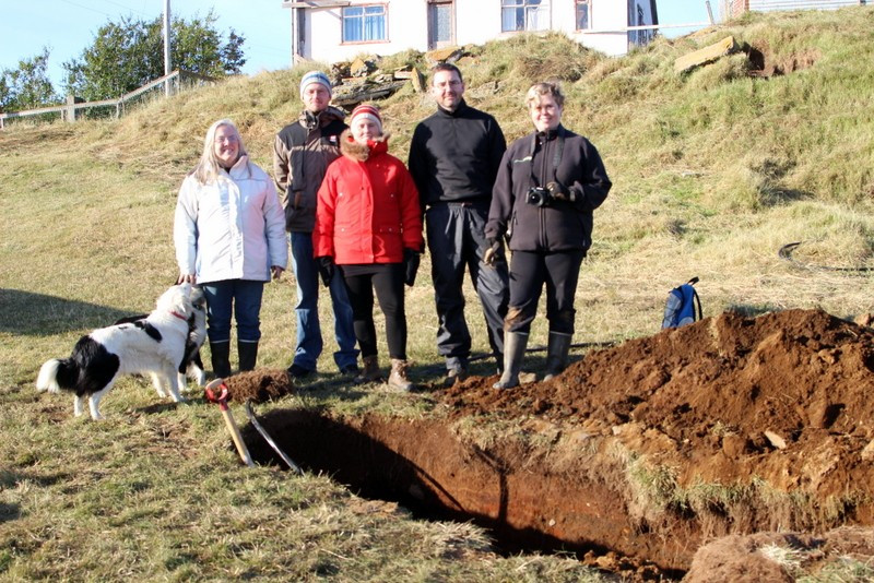 Fyrir neðan gamla bæinn í Keflavík fanst kirkjugarður. fv. Þórey Jónsdóttir húsfreyja í Keflavík, Guðmundur Stefán Sigurðsson, Bryndís Zoega, Þór Hjaltalín og Guðný Zoega.
