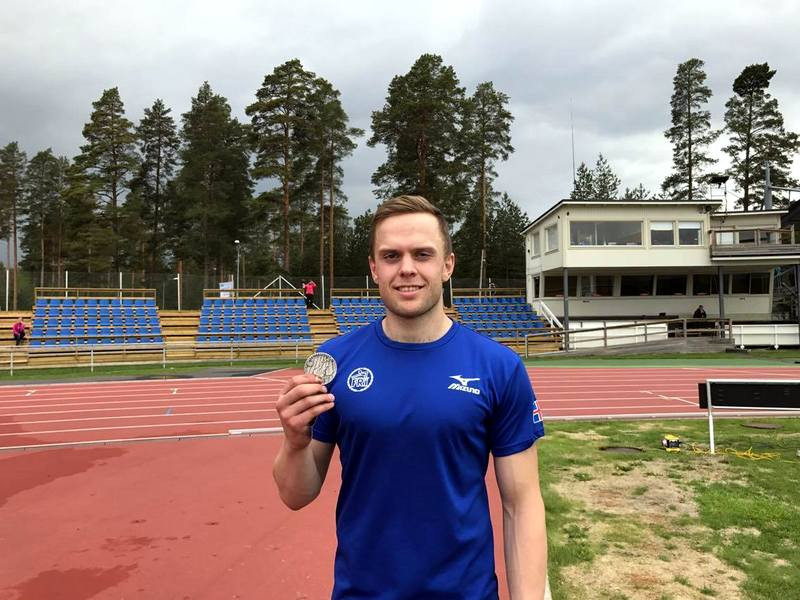 Ísak Óli með silfrið. Mynd af Facebooksíðu FRÍ, Úrvals- og stórmótahópur unglinga 15-22 ára í frjálsum íþróttum)