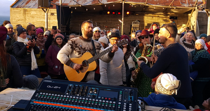 Góð stemning var á Drangey Music Festival og ekki síst þegar Mugison færði bandið sitt af sviðinu og út í áhorfendaskarann þegar rafmagnið fór af. Mynd: PF.