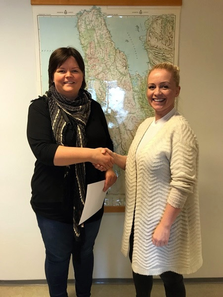 Hér sjást Þórdís Hauksdóttir fræðslustjóri Austur-Húnavatnssýslu og Ester Ingvarsdóttir eigandi Sensus slf. við undirritun samningsins.