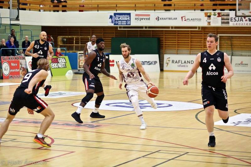 Arnar Björnsson hefur blómstrað í liði Tindastóls í vetur. Hér er hann í leik gegn Hattarmönnum fyrir skömmu sem vannst 91 - 62. Mynd: Af FB síðu Körfuknattleiksdeildar Tindastóls.