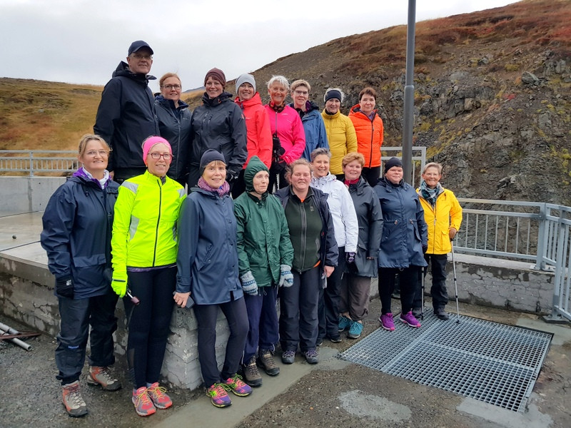 Stelpurnar voru duglegri við gönguna líkt og áður en hér er hópurinn samankominn við Gönguskarðsárvirkjun. Mynd: Ágúst Guðmunndsson.