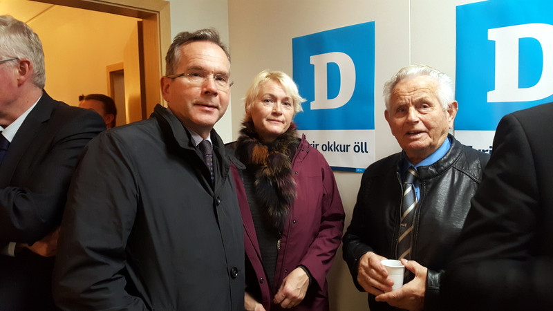 Hjónin í Glaumbæ, sr. Gísli Gunnarsson og Þuríður K. Þorbergsdóttir mættu á opnun kosningaskrifstofu Sjálfstæðisflokksins á Sauðárkróki ásamt Þórði Eyjólfssyni, athafnamanni. Mynd: PF