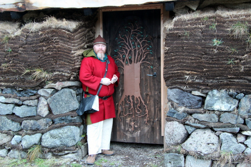 Árni Hegranesgoði við inngang Ásheims, hofsins í Efra-Ási en þar mun verða haldið jólablót í kvöld. Mynd: PF.