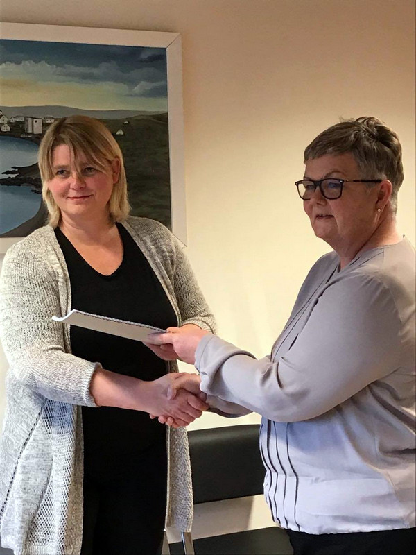 Guðný Hrund Karlsdóttir, sveitarstjóri Húnaþings vestra, tekur við skýrslunni úr hendi Bryndísar Þráinsdóttur, framkvæmdastjóra Farskólans. Mynd: Hunathing.is.