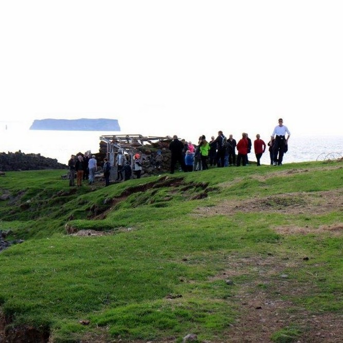 Fjölmenn ganga í fallegu veðri