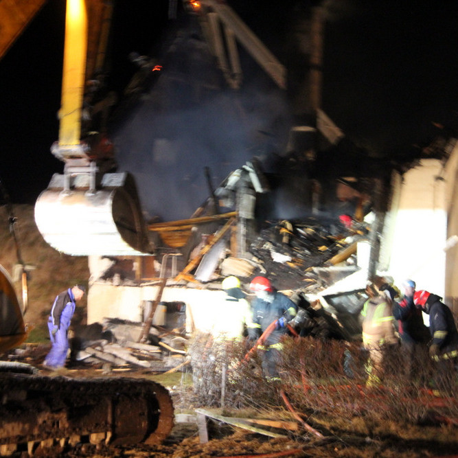 Húsið er gjörónýtt og hefur slökkvistarf staðið yfir síðan rétt fyrir fimm í dag. Mynd: AGS