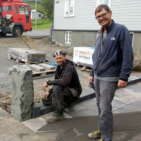 Kristján hefur staðið í stórræðum við hús sitt á Króknum og hefur Jói Þórðar verið honum innan handar í steinsmíðinni. Mynd: PF