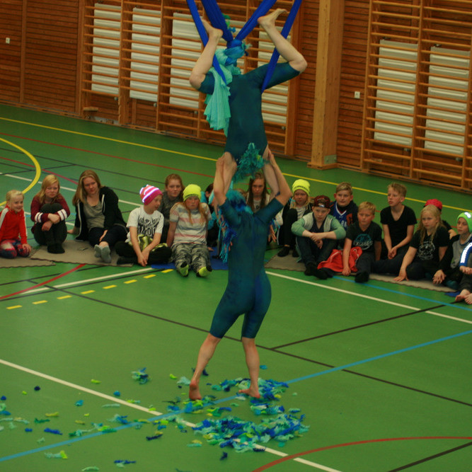 Dans-og sirkuslistahópur lék listir sínar í Varmahlíð í síðustu viku. Myndir: KSE