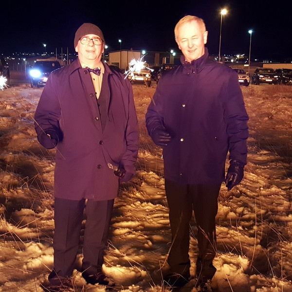 Þeir Árni Egilsson og Ágúst Guðmundsson voru flottir með blys í tilefni áramóta. Mynd: PF.