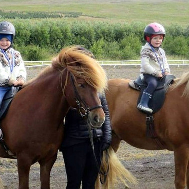 Bergdís Ingunn Einarsdóttir 4 ára á Laufi frá Syðri-Völlum og Reynir Marteinn Einarsson 2 ára og Orka frá Syðri-Völlum. Mynd: Þytur.