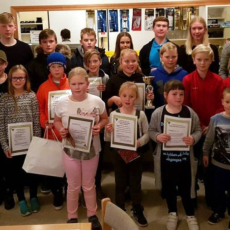 Myndarlegur hópur ungra Golfleikara ásamt þjálfara sínum Atla Frey Rafnssyni (efstur til hægri). Mynd: GSS.