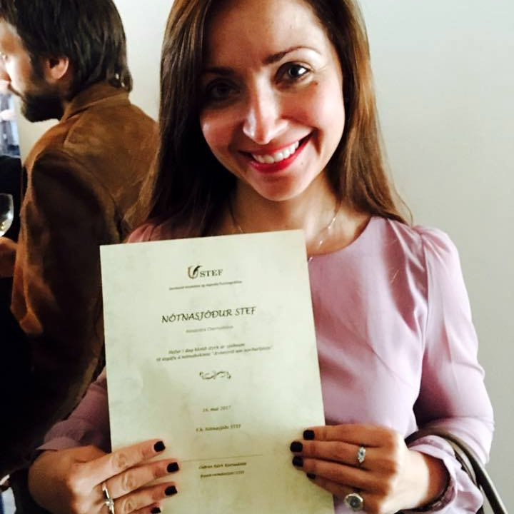 Alexandra ánægð með styrkinn sem hún hlaut hjá Nótnasjóði STEF. Mynd af FB.