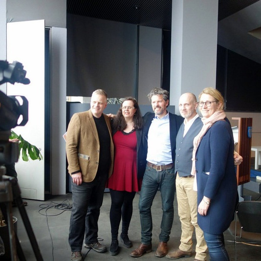 Þorsteinn Guðmundsson og Esther Ágústdóttir, skólastjórar Bataskólans ásamt Degi B. Eggertssyni borgarstjóra, Hrannari Jónssyni, formanni Geðhjálpar, og Önnu Gunnhildi Ólafsdóttur, framkvæmdastjóra Geðhjálpar. Mynd/Fésbókarsíða Geðhjálpar.