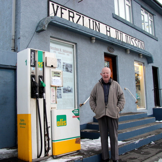 Bjarni Har fyrir utan verslun sína en um áramót urðu kaflaskil hjá honum þar sem ekki er lengur leyfilegt að selja olíu hjá versluninni. Mynd: PF.