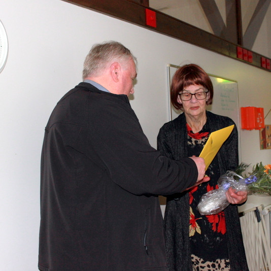 Brynja Barðadóttir tekur við gjöf frá sveitarfélaginu úr höndum Valgarðs Hilmarssonar forseta sveitastjórnar. Mynd: Blönduós.is.