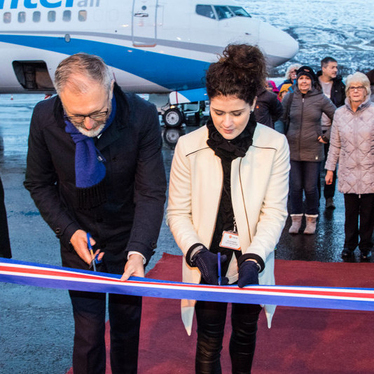 Það var mikið um dýrðir þegar Boeing vél flugfélagsins Enter Air lenti á Akureyrarflugvelli sl. föstudag. Mynd: MN.