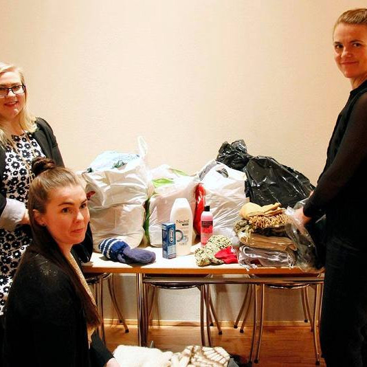 Oddný Ragna Pálmadóttir, Steinunn Gunnsteinsdóttir og Aldís Hilmarsdóttir raða fötum í kassa sem sendir verða í Konukot: Mynd: ÓAB.