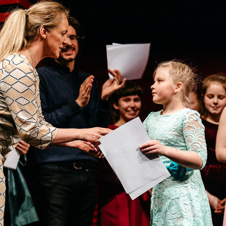 Ragnhildur Sigurlaug tekur við viðurkenningu fyrir framúrskarandi flutning á Nótunni 2017. Mynd: Styrmir Kári.