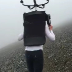 Rúnar Gíslason rölti með skrifborðsstólinn sinn á topp Hafnarfjalls til að sýna að honum væri alvara með framboði sínu. Mynd: Skjáskot af Facebook síðu.