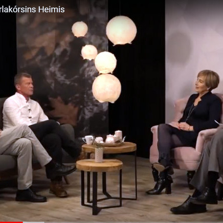 Gísli Árna og Árni Stef í sófanum hjá Maríu Björk og Karli Eskil. Mynd: Skjáskot.