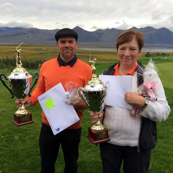 Sigurvegararnir. Um ættrakningu þeirra er það að segja að Ragna Stefanía Pétursdóttir er frá Hrauni í Sléttuhlíð og Viðar Sveinbjörnsson er sonur Báru Pétursdóttur, systur Gunna Pje og Hrafnhildar. Mynd: BJB.