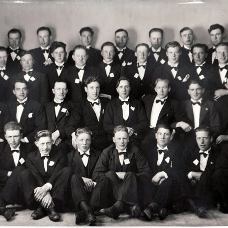 Karlakórinn Heimir 1944.
Fremsla röð (frá v.): Pétur Sigfússon, Friðfinnur Hjartarson, Árni Kristjánsson, Jóhannes Jónsson, Vagn Gíslason, Sigurður Ellertsson, Halldór Benediktsson.
 — Önnur röð: Rögnvaldnr Jónsson, Síra Gunnar Gíslason, Björn Gislason, Þorsteinn Sigurðsson, Jón Björnsson söngstjóri, Sveinn Gislason, Konráð Gislason, Jónas Haraldsson. — Þriðja röð: Sigurður Laxdal Grimsson, Gisli Stefánsson, Jósep Sigfússon, Vigfús Sigurjónsson, Steinbjörn Jónsson, Sigurður Jónsson, Gísli Jónsson, Magnús Indriðason, Gísli Gunnarsson.
- - Fjórða röð: Gunnlaugur Jónasson, Sigurpáll Árnason, Magnús H. Gíslason, Sigurður Kristófersson, Ingimar Bogason, Árni Jónsson, Pétur Sigurðsson.