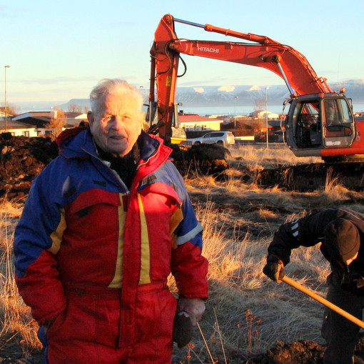 Þórður Eyjólfsson formaður Búhölda, kampakátur við upphaf jarðvinnslu á 24. parhúsinu. Mynd: PF.