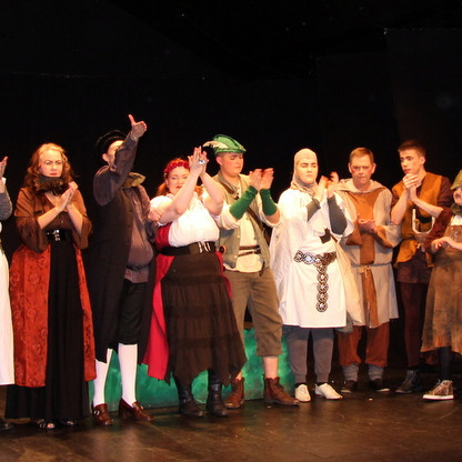 Leikarar í framklappi eftir frumsýningu á Hróa hetti sl. föstudag. Mynd: PF.