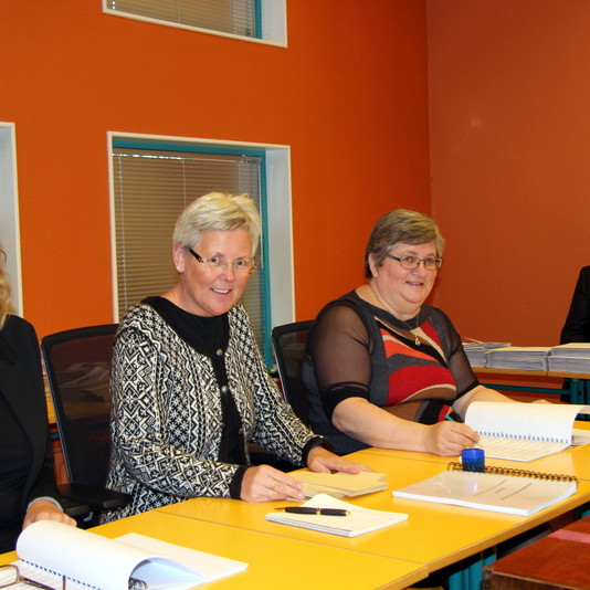 Áberandi kynjahalli var í kjördeildinni í morgun er blaðamaður leit við á kjörstað en líklega er þetta í fyrsta skiptið sem háborðið er eingöngu skipað konum. Á myndinni eru frá vistri, Kristjana Jónsdóttir, Eva Sigurðardóttir, Ásta Ólöf Jónsdóttir og fjær er Ásgrímur Sigurbjörnsson. Mynd: PF.