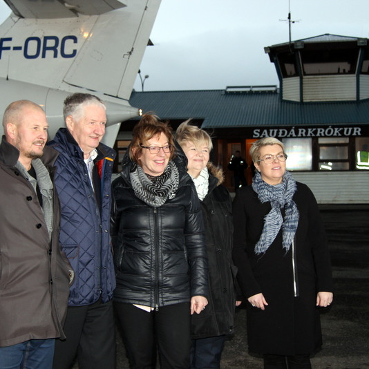 Allir kátir með að áætlunarflug sé hafið á ný. Stefán Vagn Stefánsson, formaður byggðaráðs; Hörður Guðmundsson, forstjóri Ernis; Sigríður Svavarsdóttir, forseti sveitarstjórnar; Ásta B. Pálmadóttir, sveitarstjóri og Hjördís Þórhallsdóttir, umdæmisstjóri Isavia á Norðurlandi. Mynd: PF.