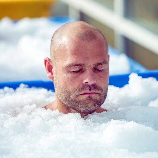 Vilhjálmur Andri Einarsson sat í ísköldu vatninu í rúmar 20 mínútur. Mynd: Róbert Daníel Jónsson.