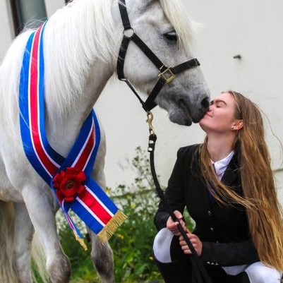 Mynd: Íslandsmeistararnir í fjórgangi unglinga, Júlía Kristín og Kjarval frá Blönduósi. Mynd úr einkasafni.