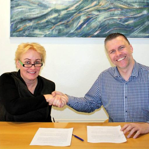 Frá undirritun samnings fyrr í dag. Hér takast í hendur Ingileif Oddsdóttir, skólameistari FNV og Bergmann Guðmundsson, formaður knattspyrnudeildar Tindastóls. Mynd: Tindastóll.