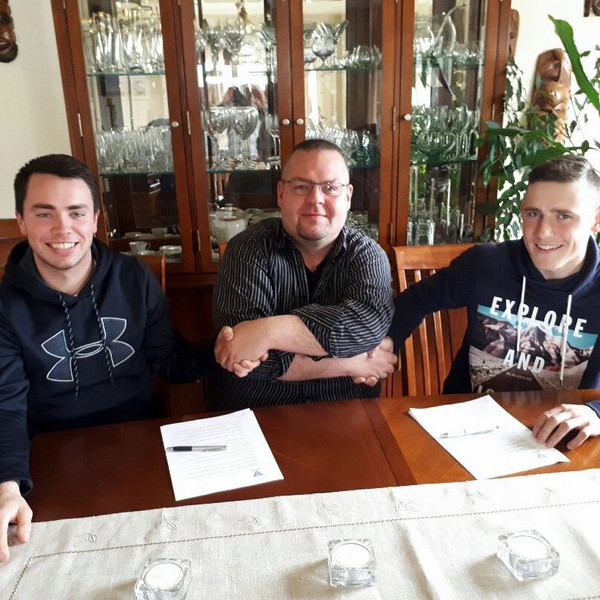 Samningar handsalaðir í stássstofunni á Sjávarborg eftir að Finnbogi og Friðrik Þór höfðu skrifað undir.