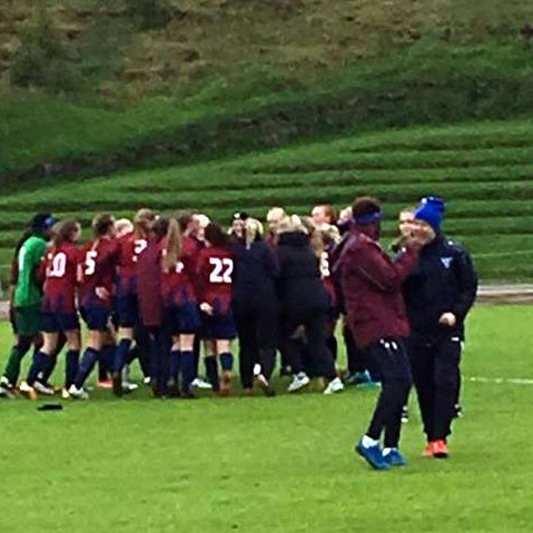 Stelpurnar fagna í leikslok. Mynd: Eyvör.