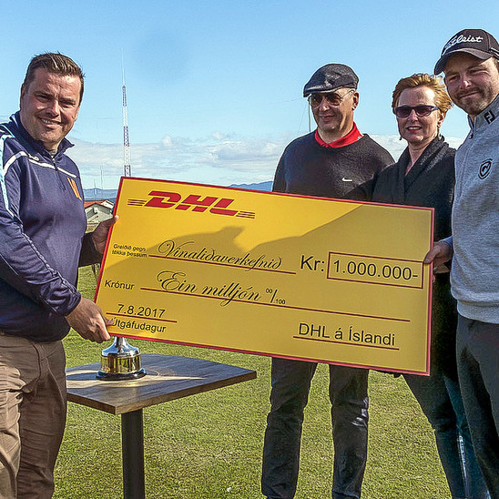 Guðjón Jóhannsson Vinaliði tekur við myndarlegum styrk frá Auði Þórarinsdóttur DHL. Mynd: Golf.is.