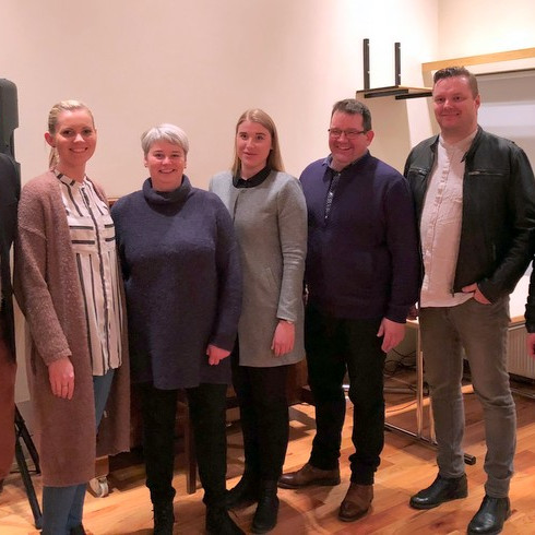 Ný stjórn ásamt þingmönnum Sjálfstæðisflokksins í Nv kjördæmi. F.v. Teitur Björn, Bryndís Lilja, Guðný, Regína, Jón, Vignir og Haraldur. Á myndirnar vantar Sigríði Káradóttur. Mynd: Aðsend.