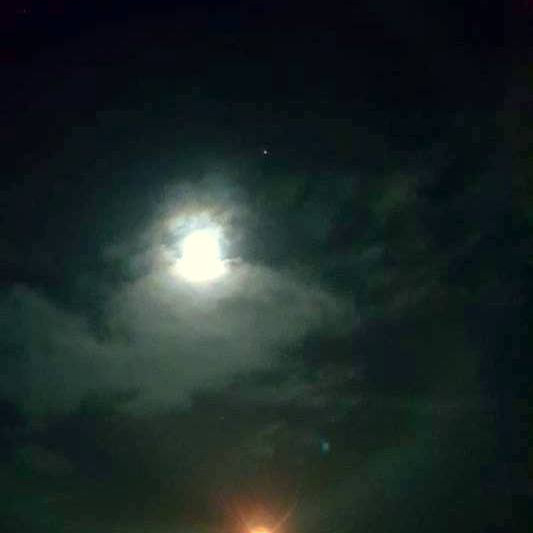 Ofurtungl og rosabaugur. Mynd: PF